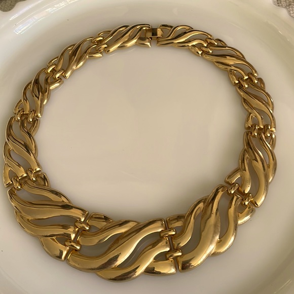 Jewelry - Gold Tone Collar Necklace. In Like New Condition.